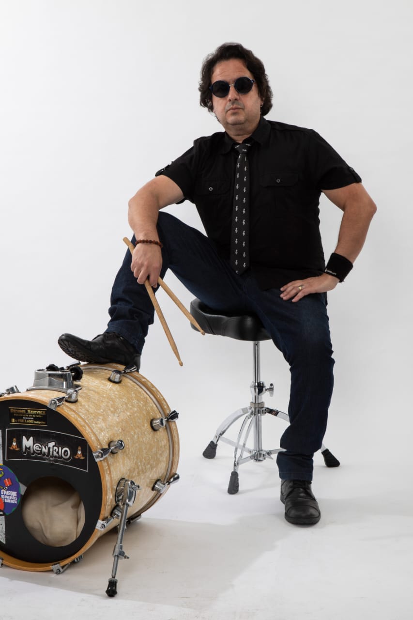 DJ Pulse com bateria em pose profissional