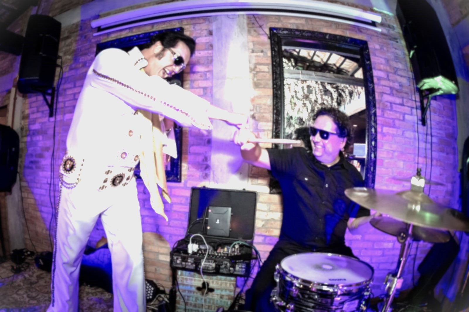 Eletrón Duo em performance ao vivo com cantora e DJ Pulse