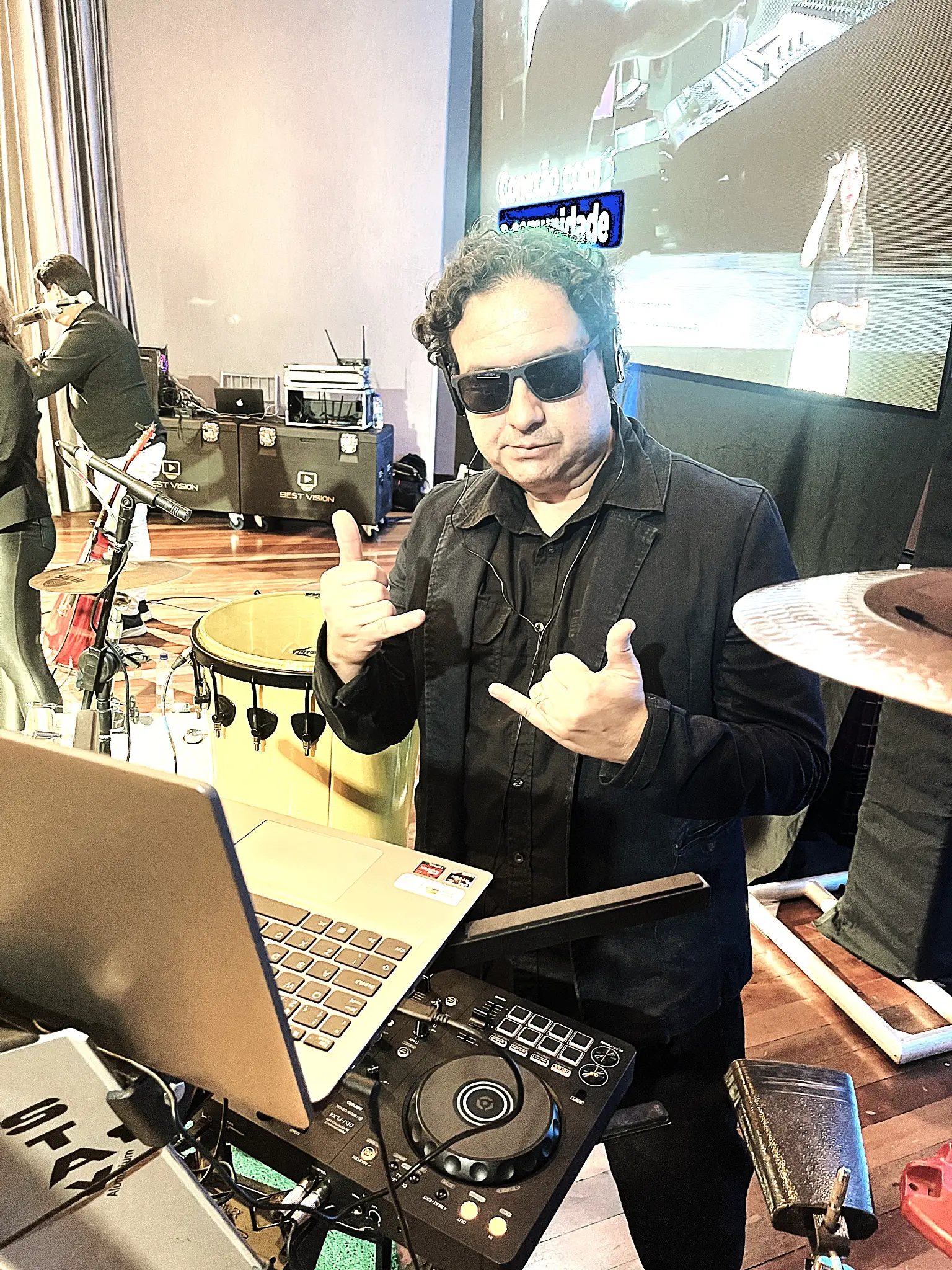 DJ Pulse com equipamento Pioneer em estúdio profissional