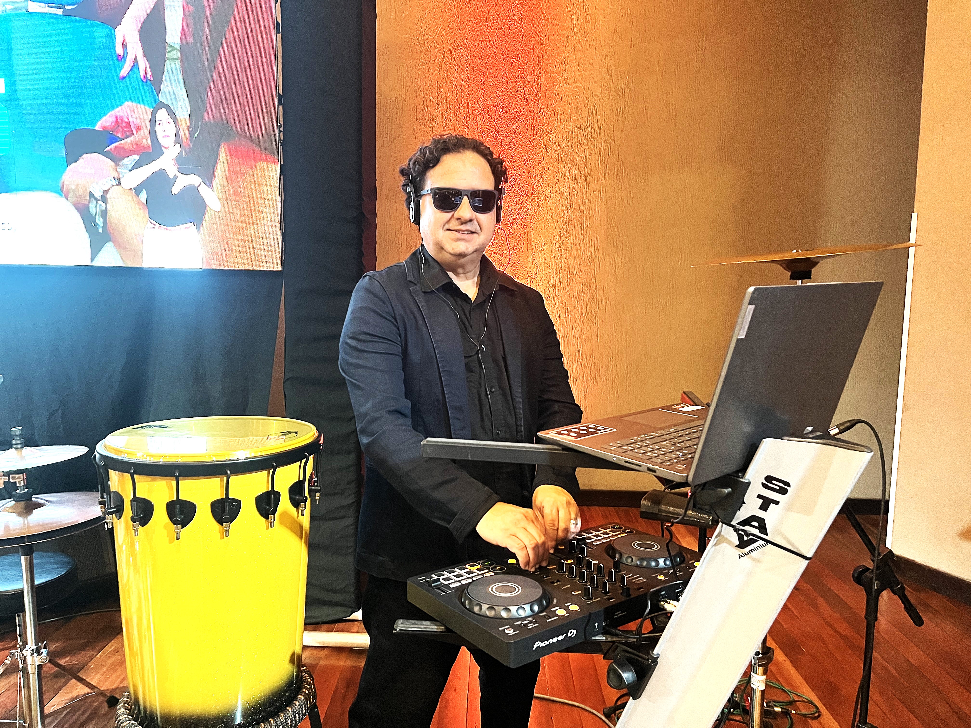 DJ Pulse em performance profissional com equipamento Pioneer